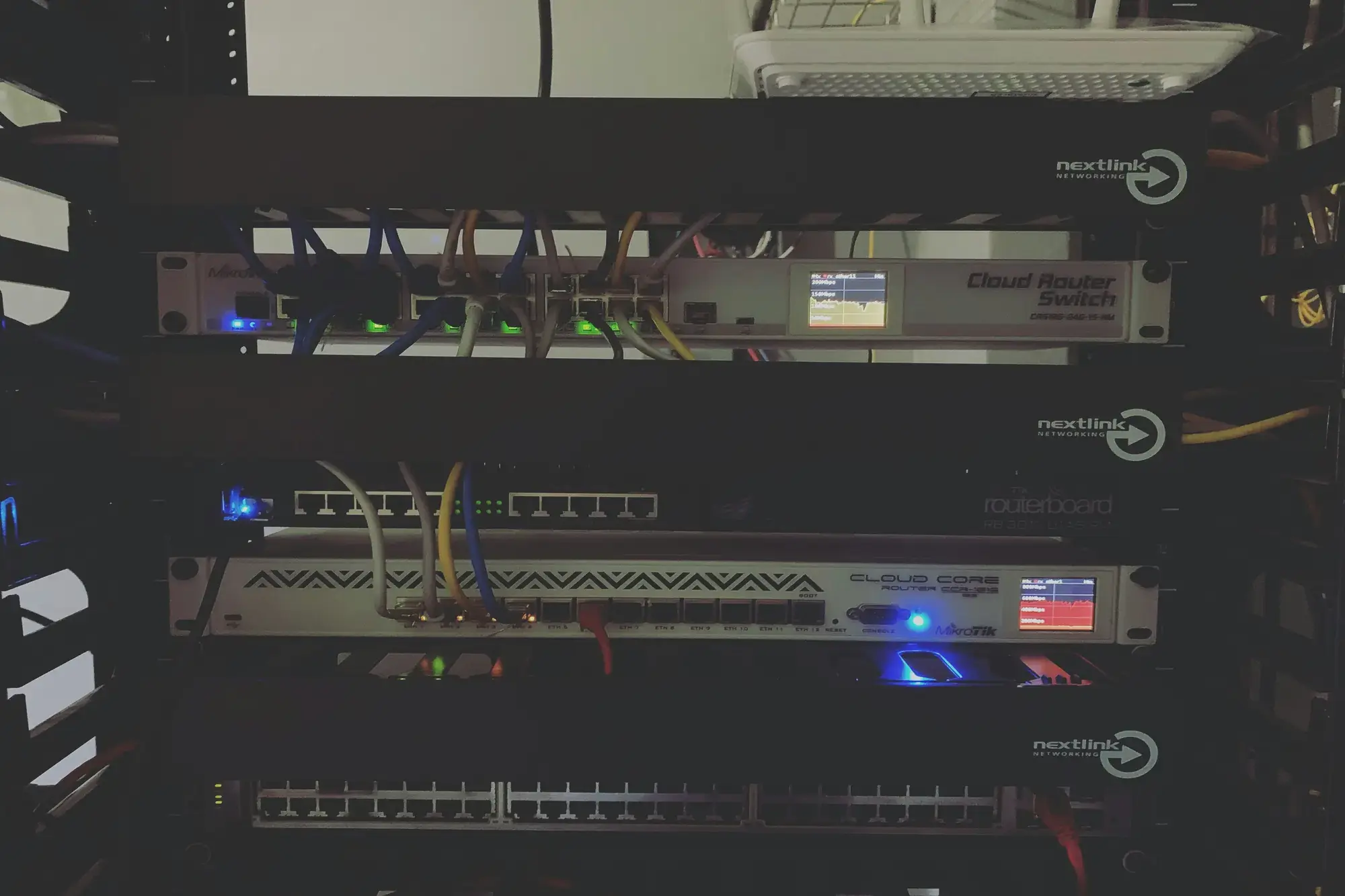 server-bacl-iwth wires