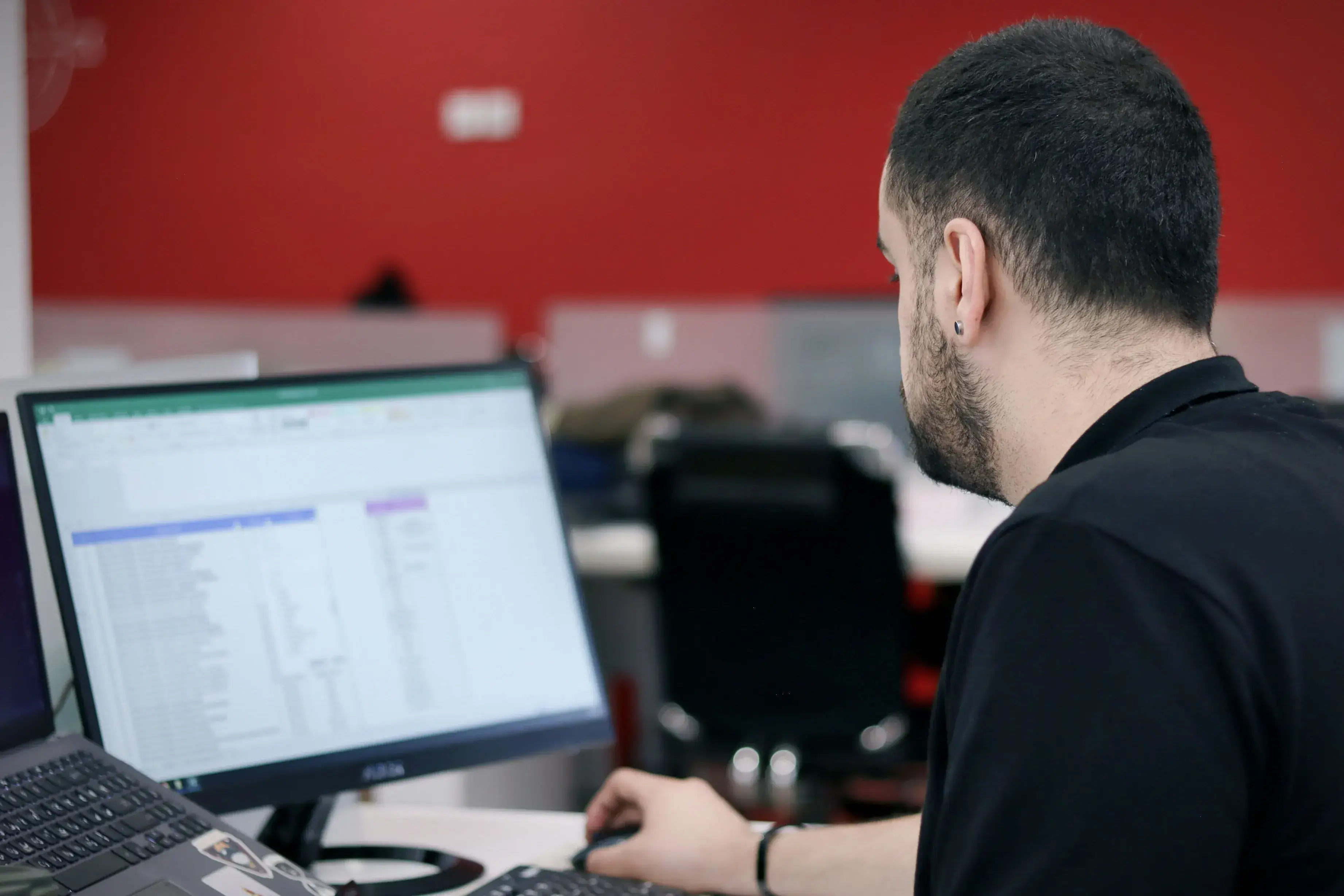 tech-at-computer-in-office